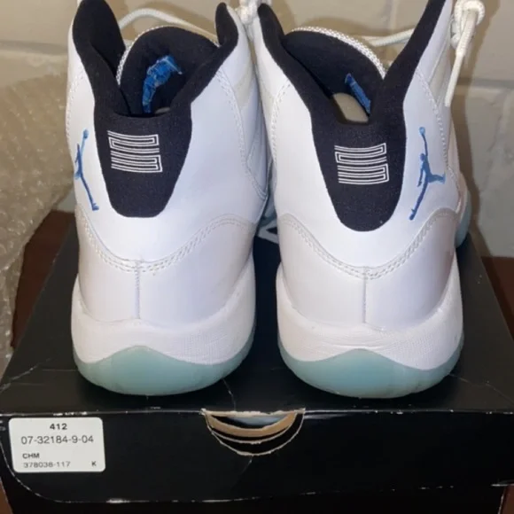 Size 6 youth Jordan 11 legend, blues, like new - Picture 4 of 4